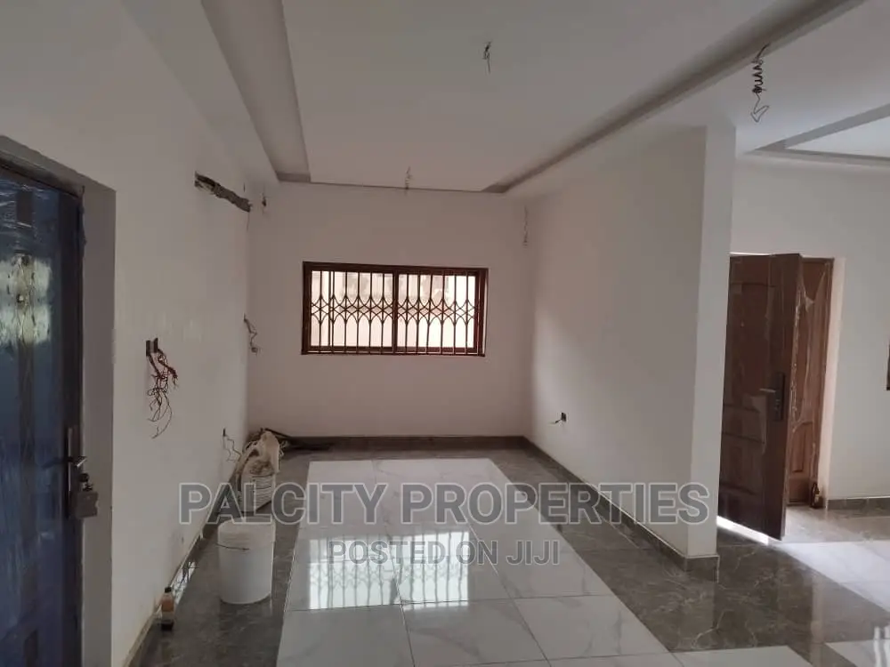 5bdrm House in Atasemanso, Kumasi Metropolitan for sale