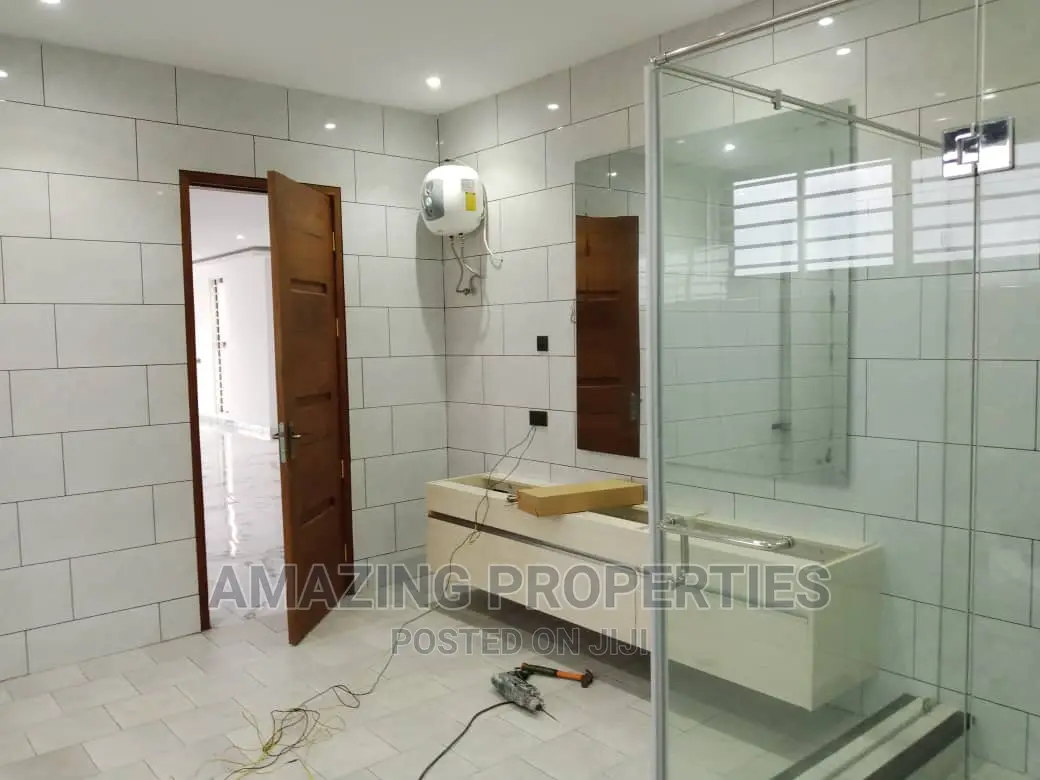 7bdrm House in East Legon for sale