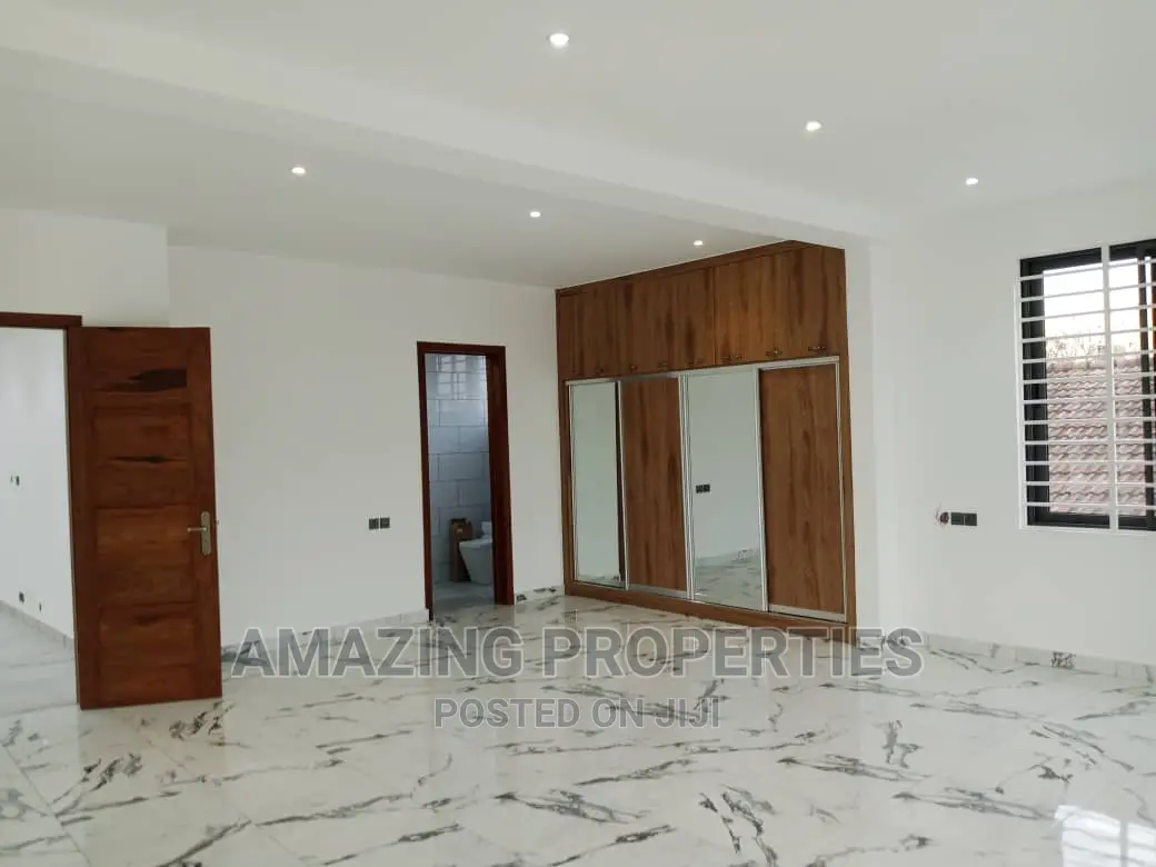 7bdrm House in East Legon for sale
