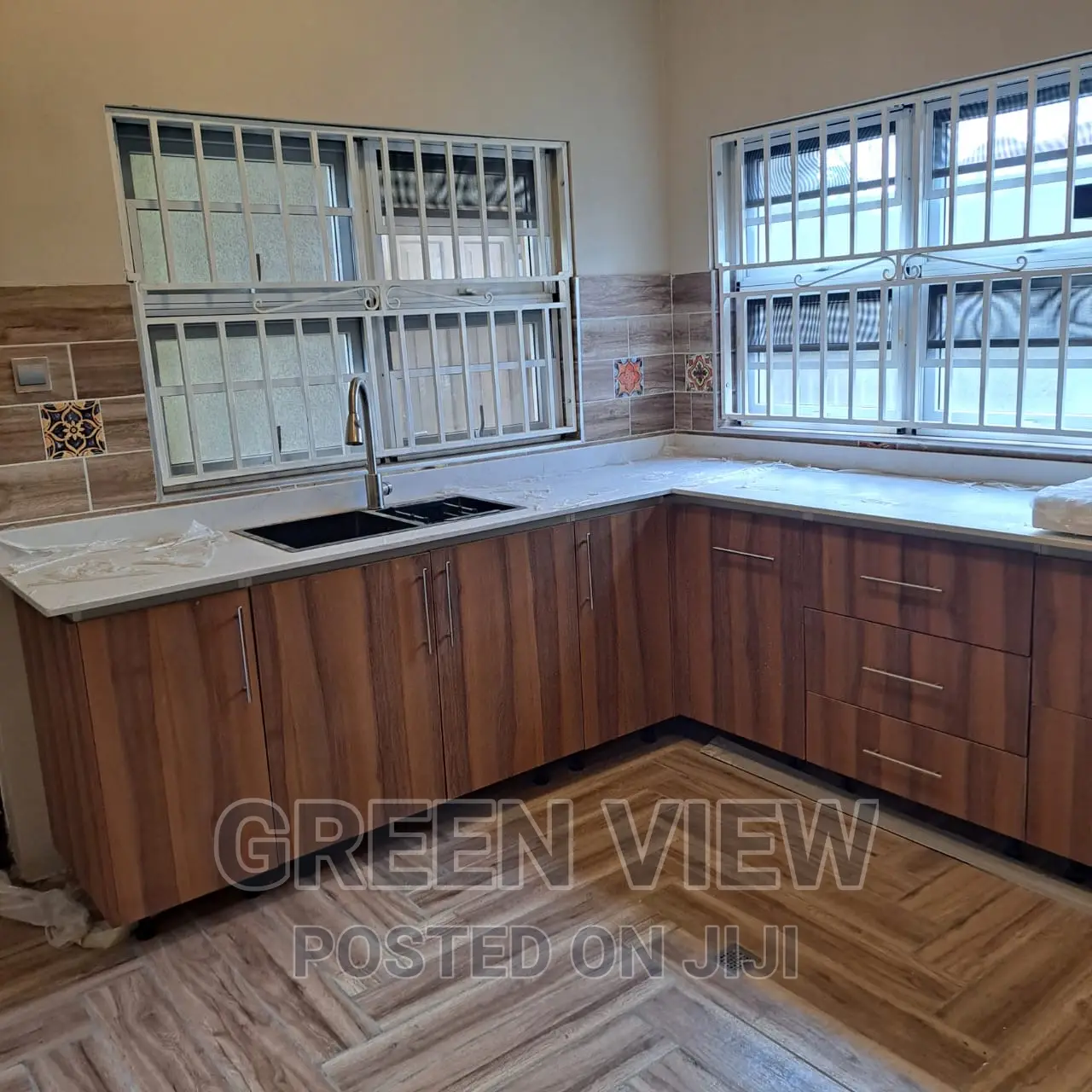 4bdrm Duplex in West Hills Mall Area for sale