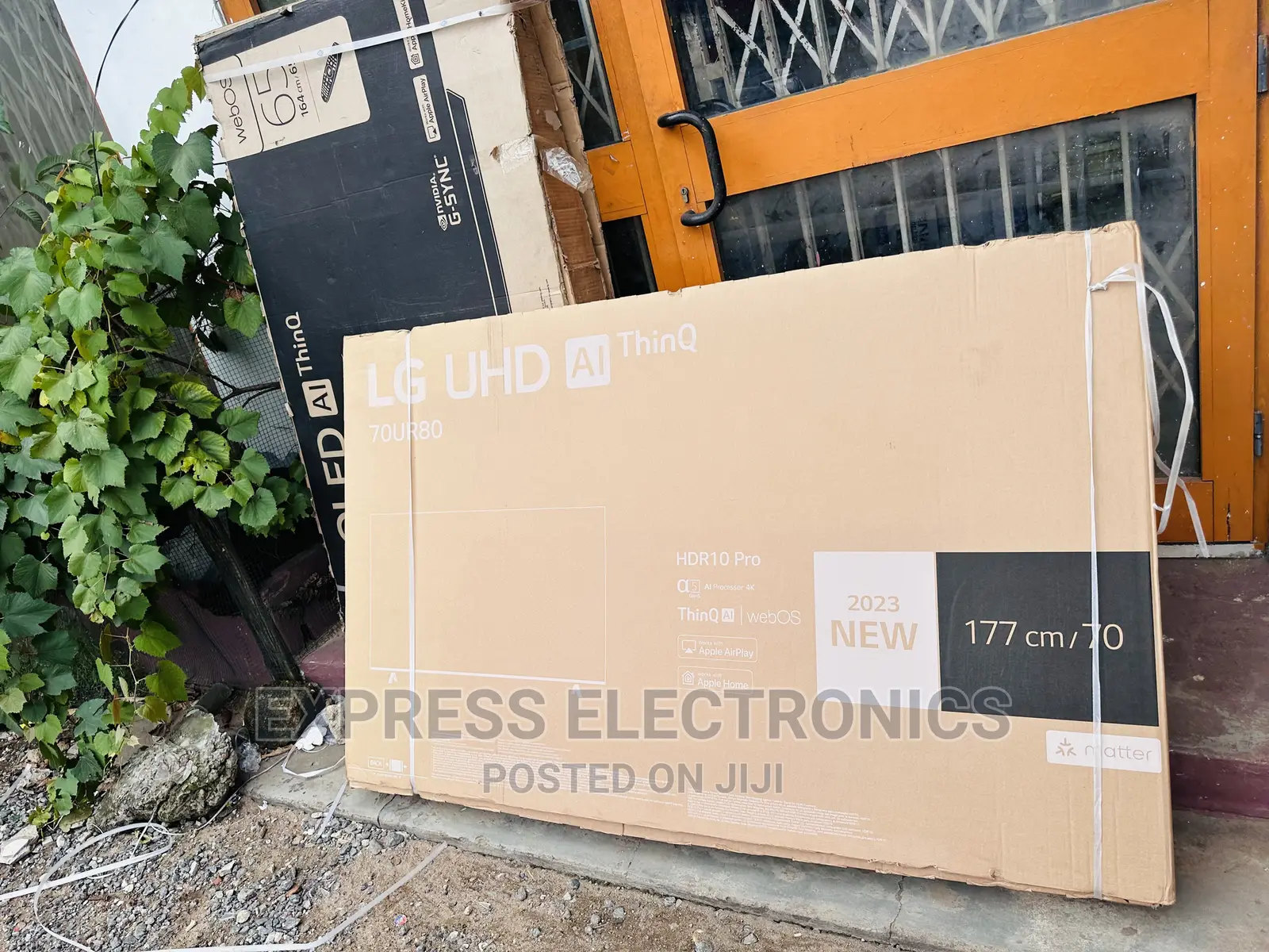 Glossy Black Slim UHD Smart Lg 70”UR80003 2023