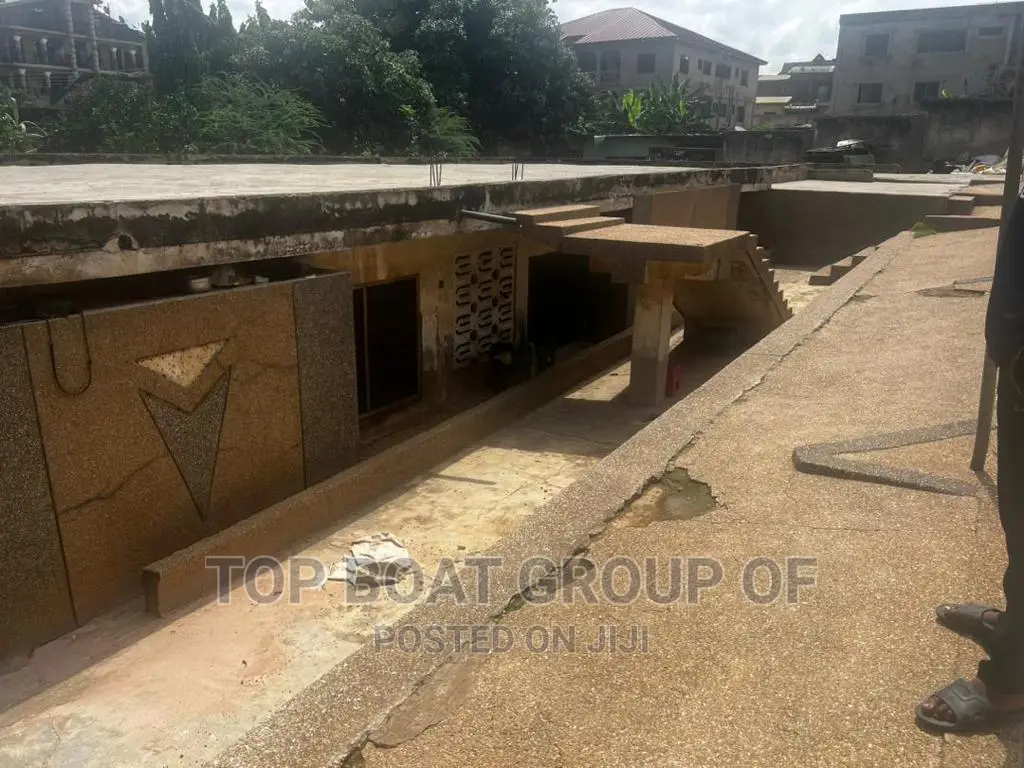 Furnished 10bdrm House in Airport Roundabout, Kumasi Metropolitan