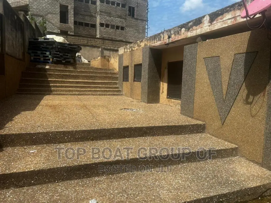 Furnished 10bdrm House in Airport Roundabout, Kumasi Metropolitan