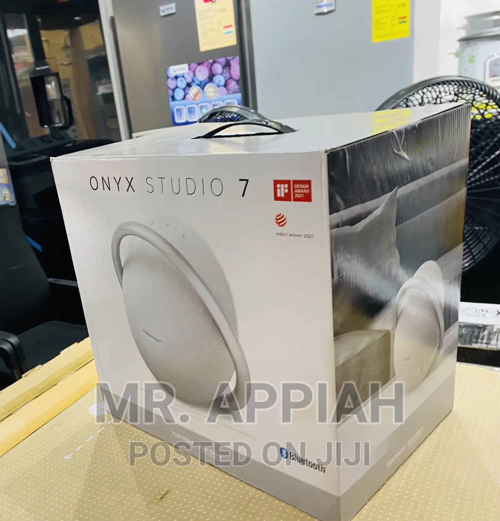Unique Onyx 8 Harman Kardon Portable Speaker (Silver Color)