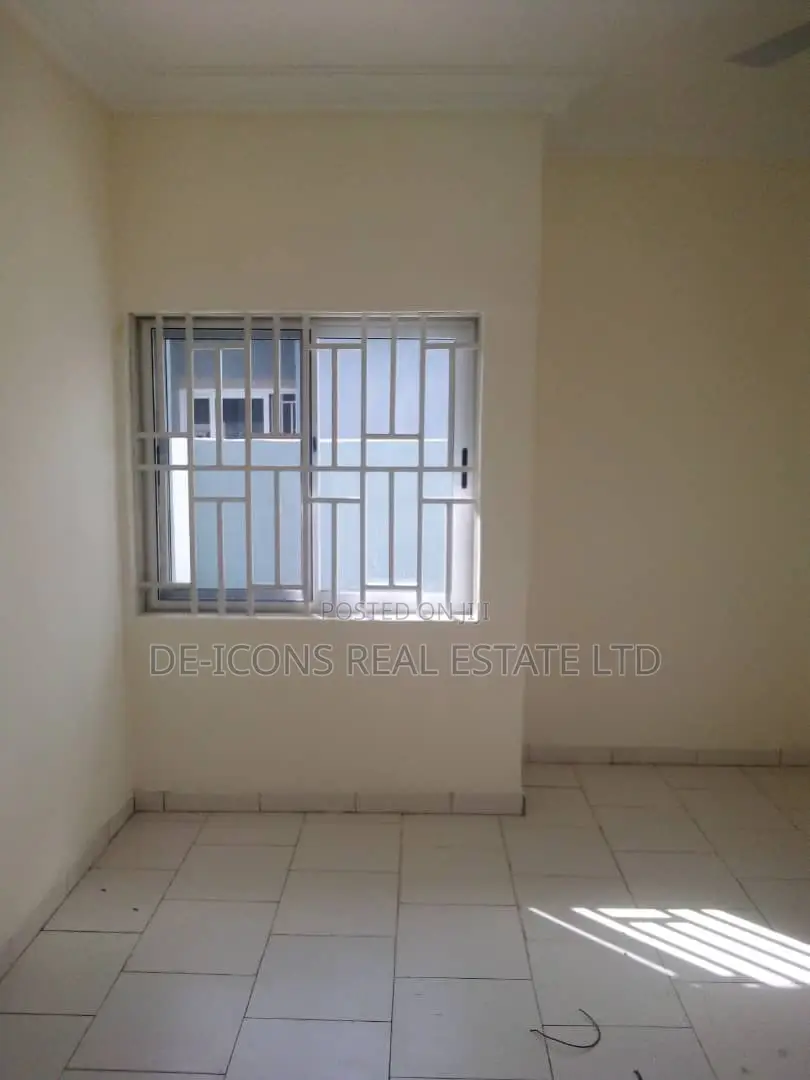 3bdrm House in De-Icons Real Estate, Awutu Senya East Municipal