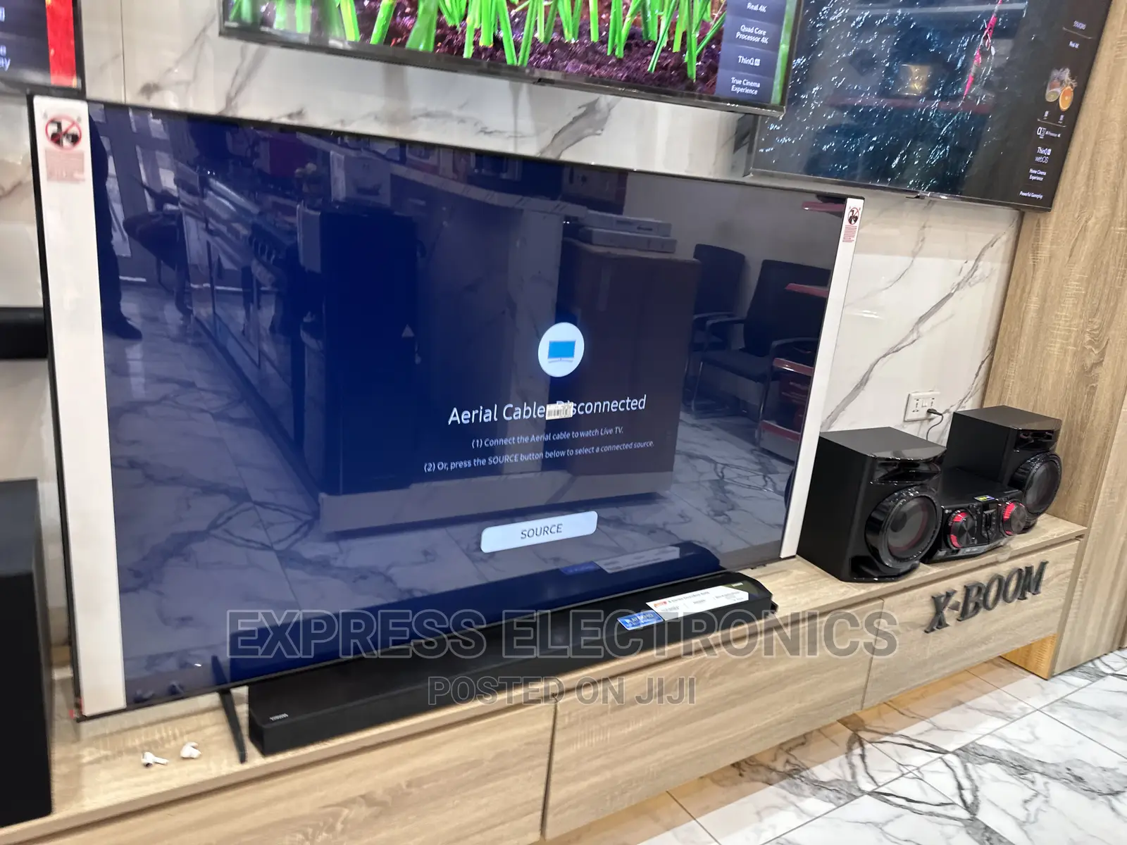 Neat Samsung UHD Smart Glossy Tv 65”Au7172