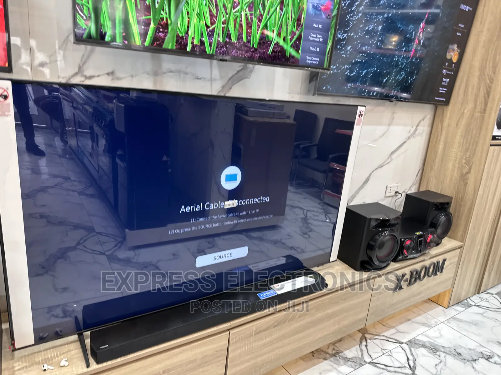 Neat Samsung UHD Smart Glossy Tv 65”Au7172