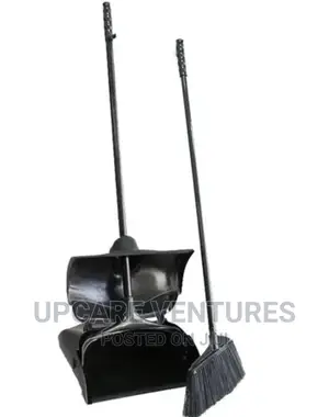 Covered Dustpan With Brush