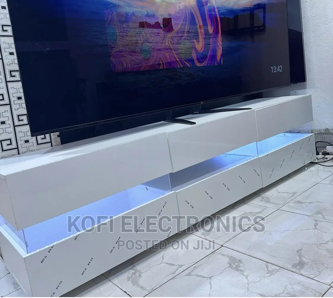 High Gloss TV Stand in White With Bonnaire Coffee Table