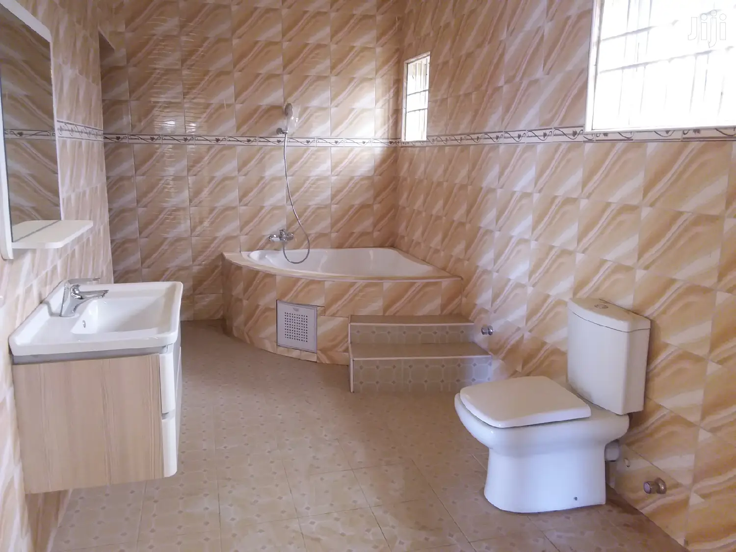 5bdrm House in Bronko Housing, Accra Metropolitan for sale