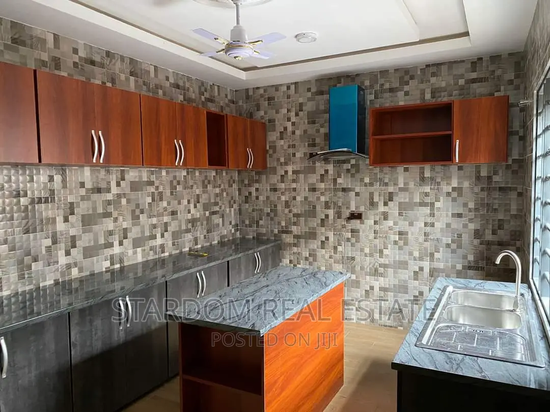 3bdrm Duplex in Kwabenya for sale