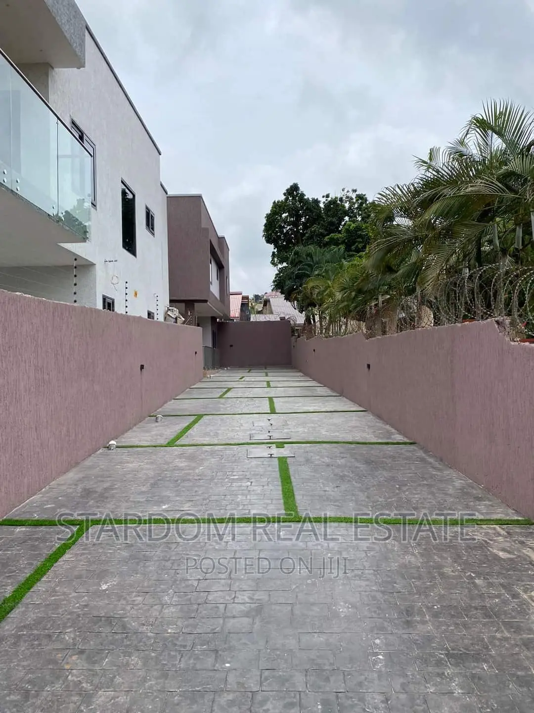 3bdrm Duplex in Kwabenya for sale