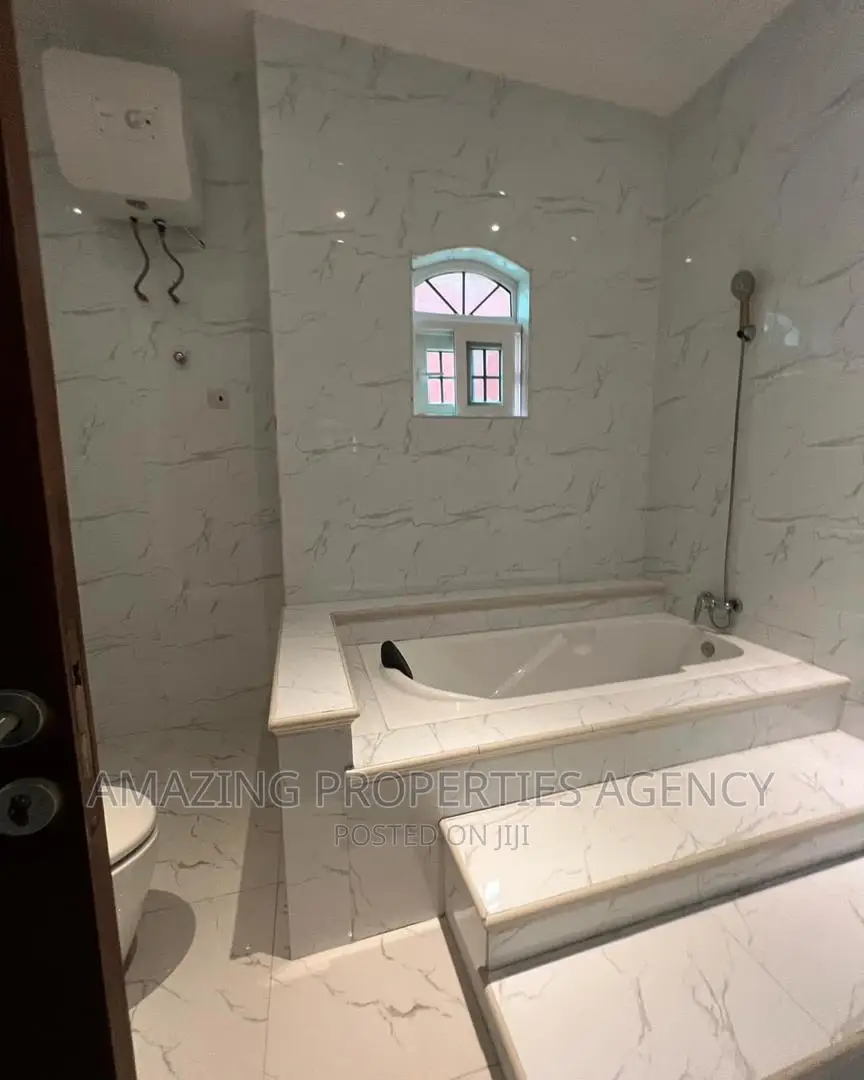 5bdrm House in East Legon for sale