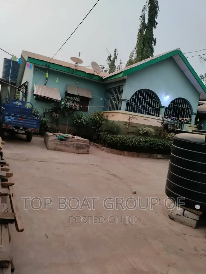 Furnished 8bdrm House in Top Boat Estate, Kumasi Metropolitan for sale