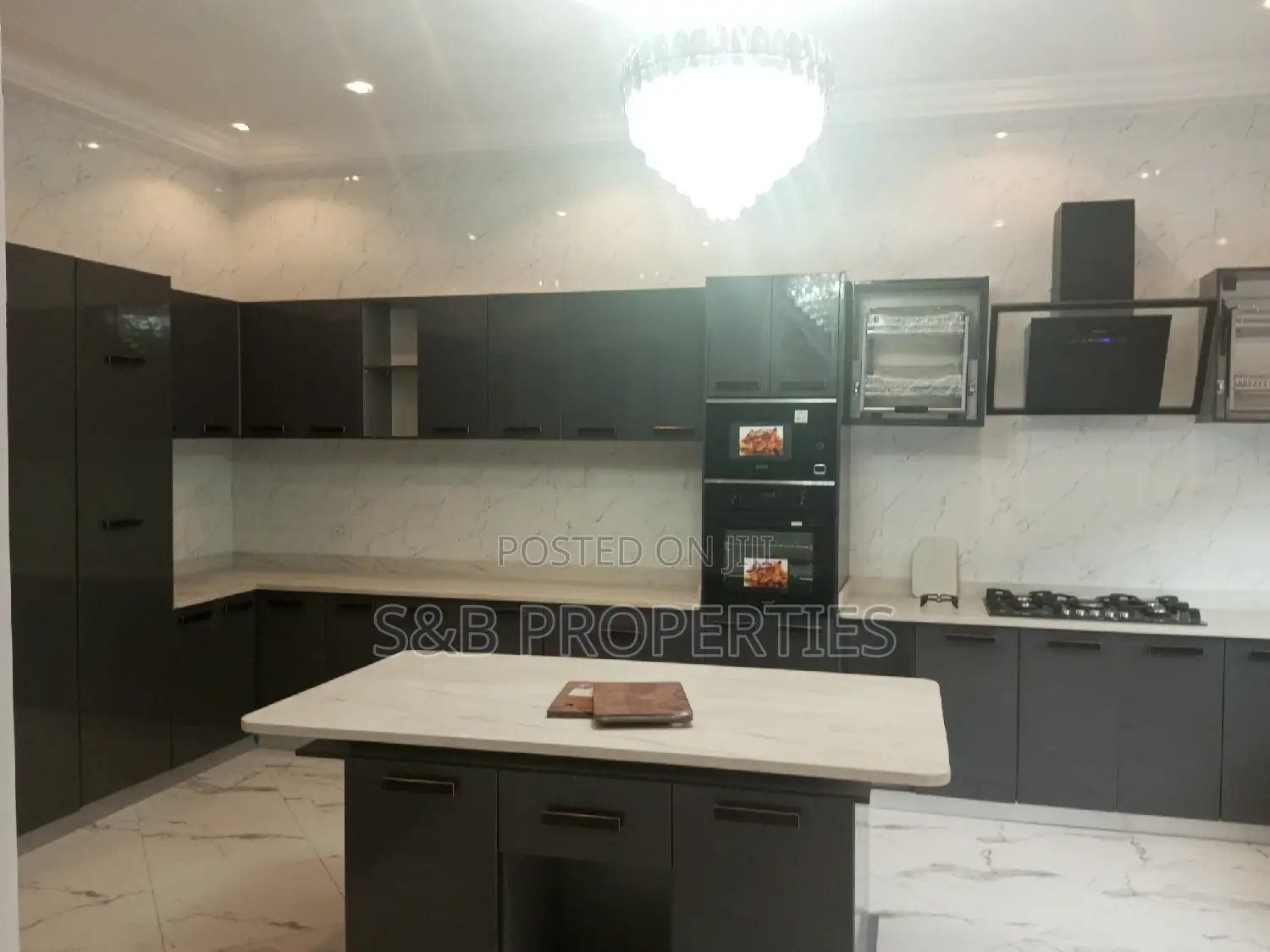4bdrm Duplex in Ashomang Estate for sale