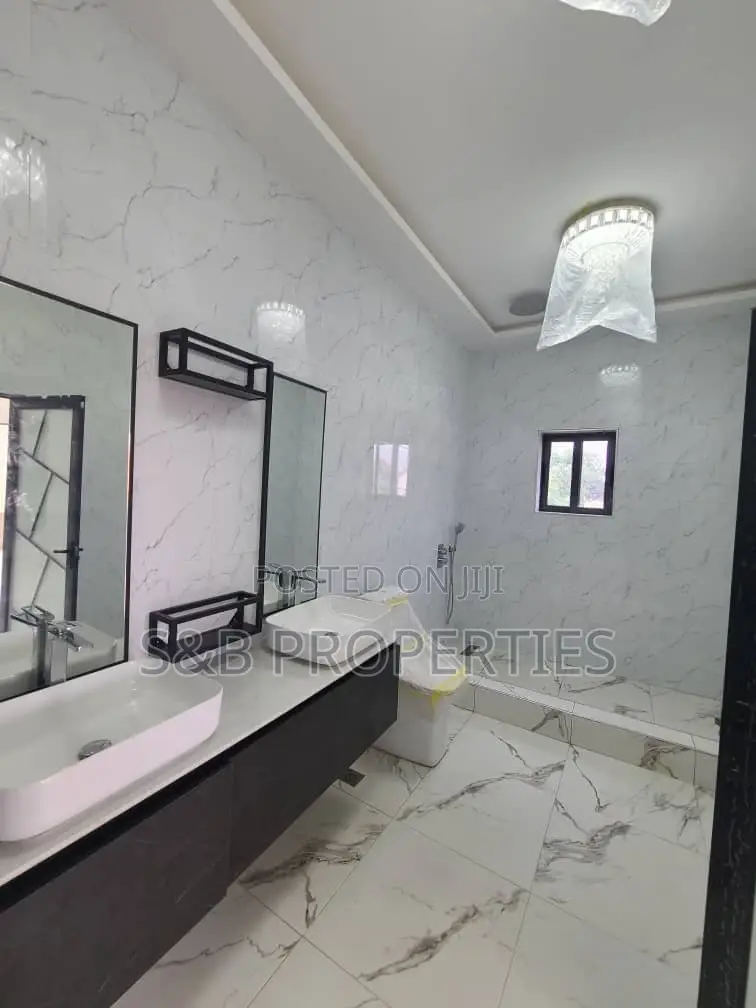 4bdrm Duplex in Ashomang Estate for sale