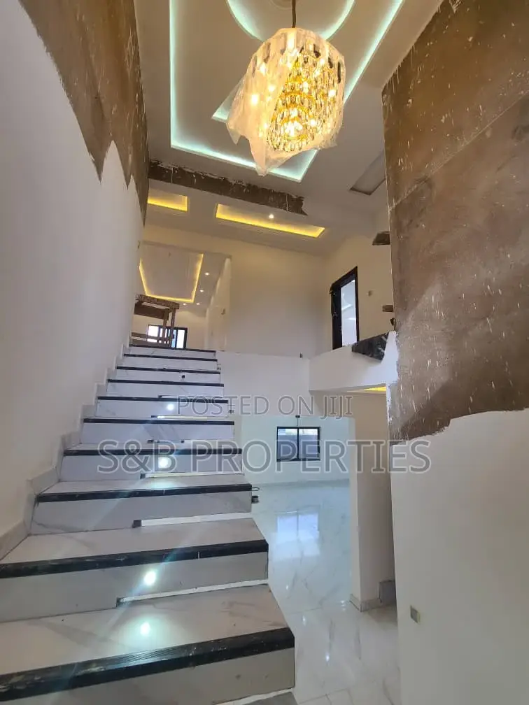 4bdrm Duplex in Ashomang Estate for sale