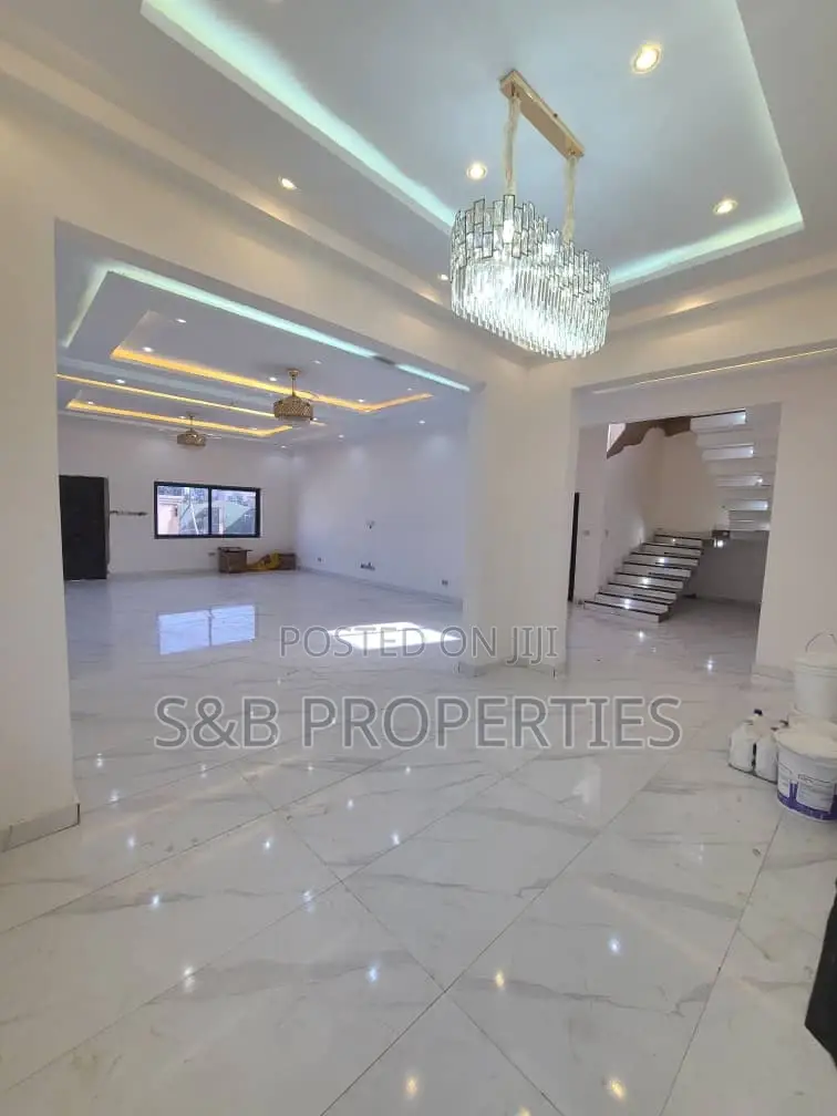 4bdrm Duplex in Ashomang Estate for sale