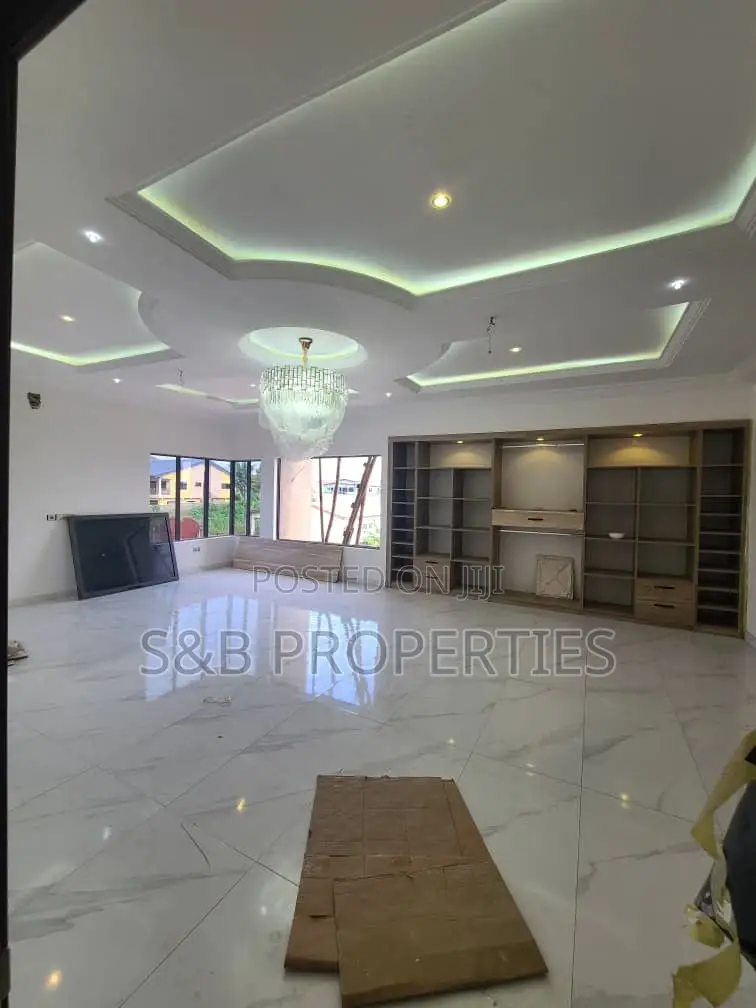4bdrm Duplex in Ashomang Estate for sale