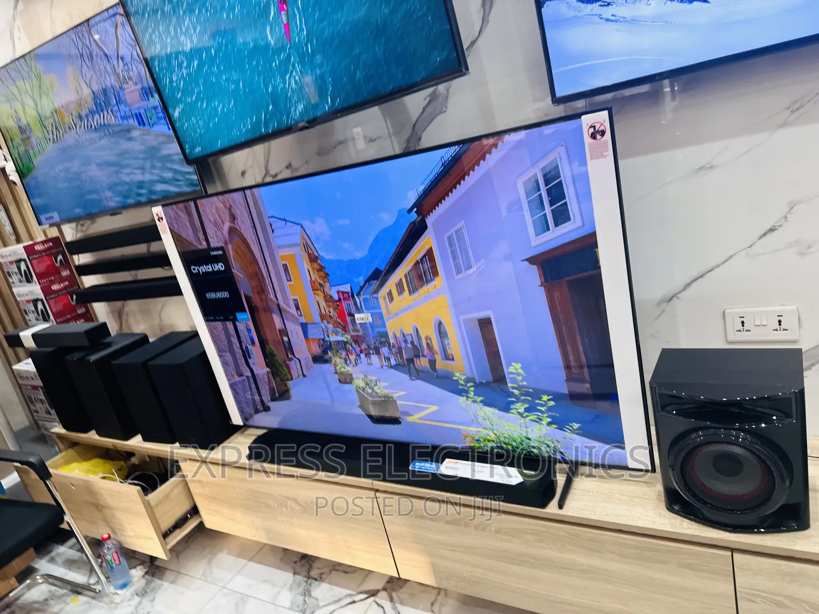 Glossy Black Slim Samsung UHD Smart 65”Cu8000