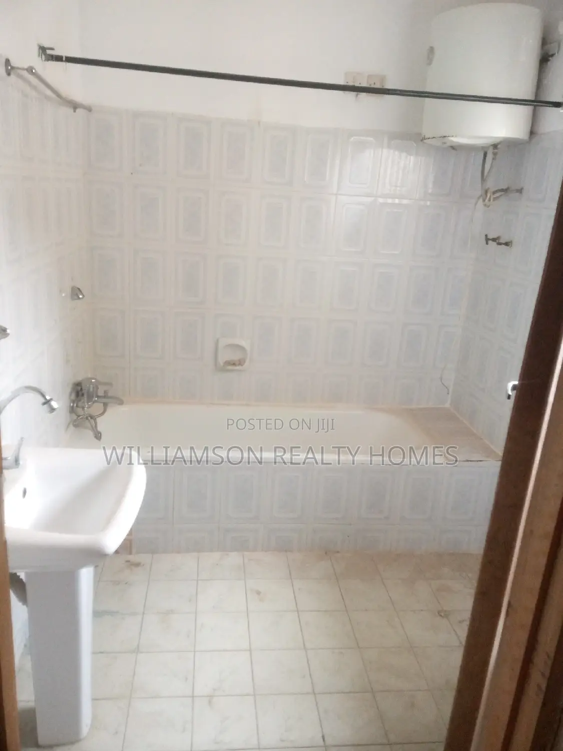 3bdrm House in Community 19 Estate,, Spintex for rent