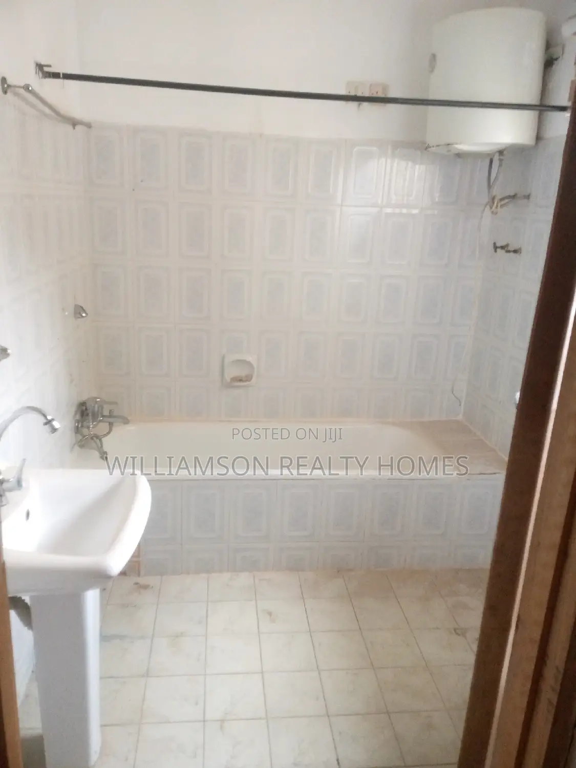 3bdrm House in Community 19 Estate,, Spintex for rent