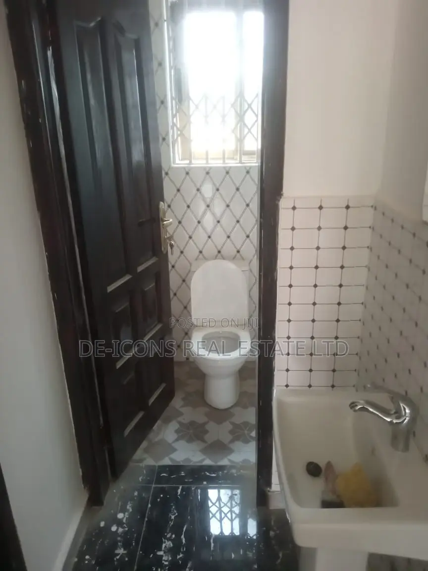 2bdrm Duplex in De-Icons Real Estate, Awutu Senya East Municipal