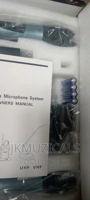 Shure Wireless Microphone System/ Utz