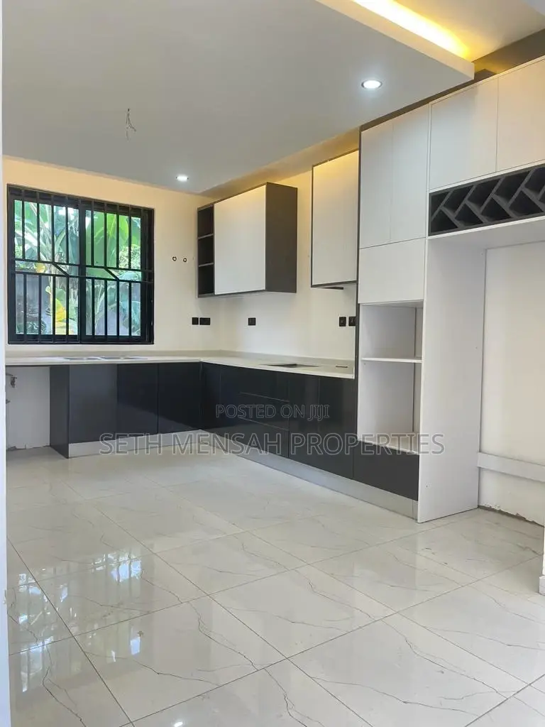 4bdrm House in Skm, Adjiriganor for sale