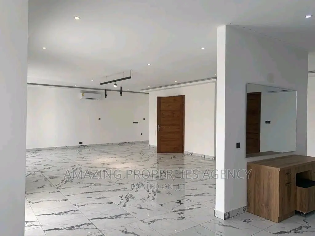 7bdrm House in 7 Bedroom Swim Pool  for sale