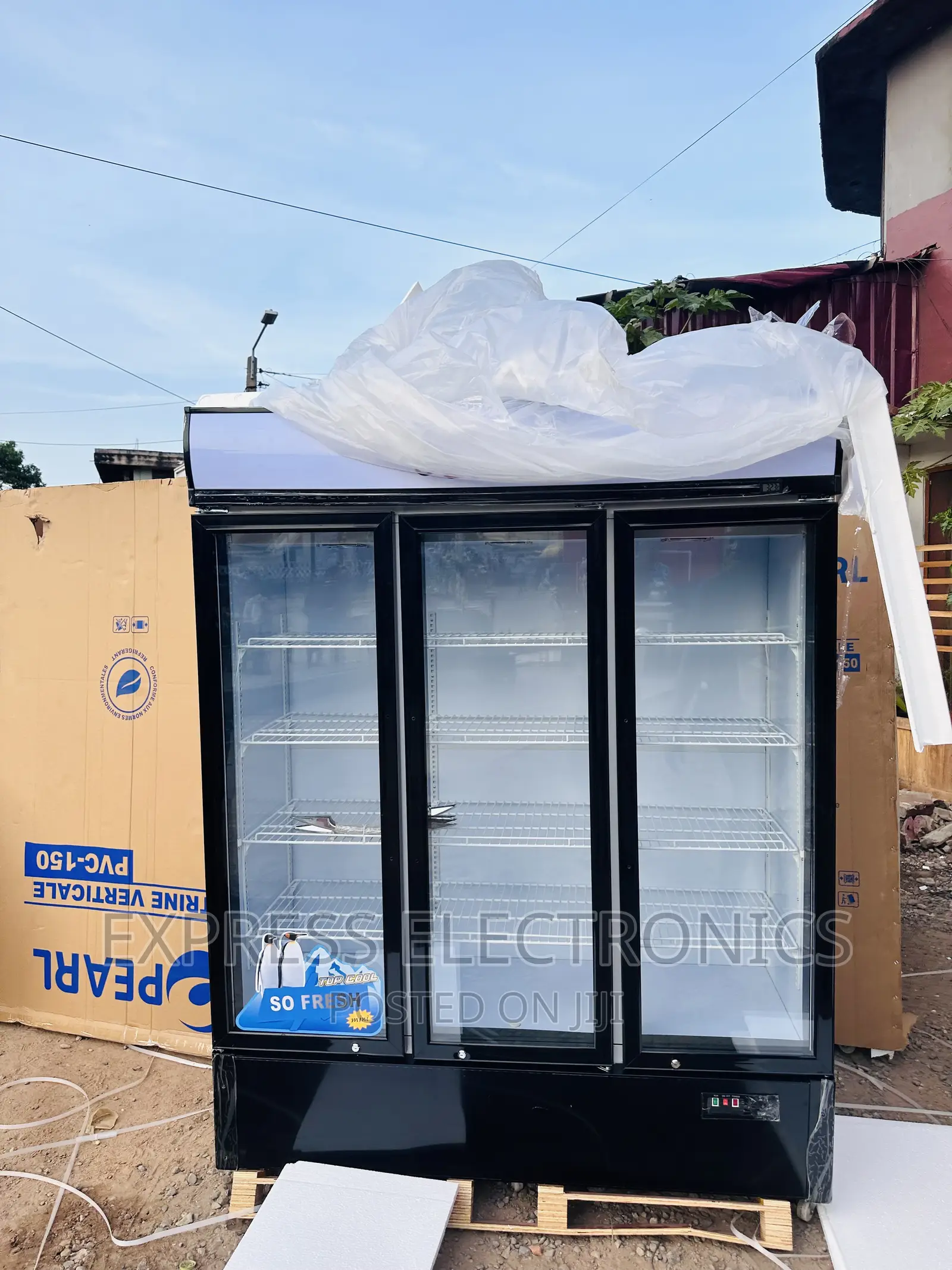 Glass 3doors Display Fridge Pearl PVC-150 950.