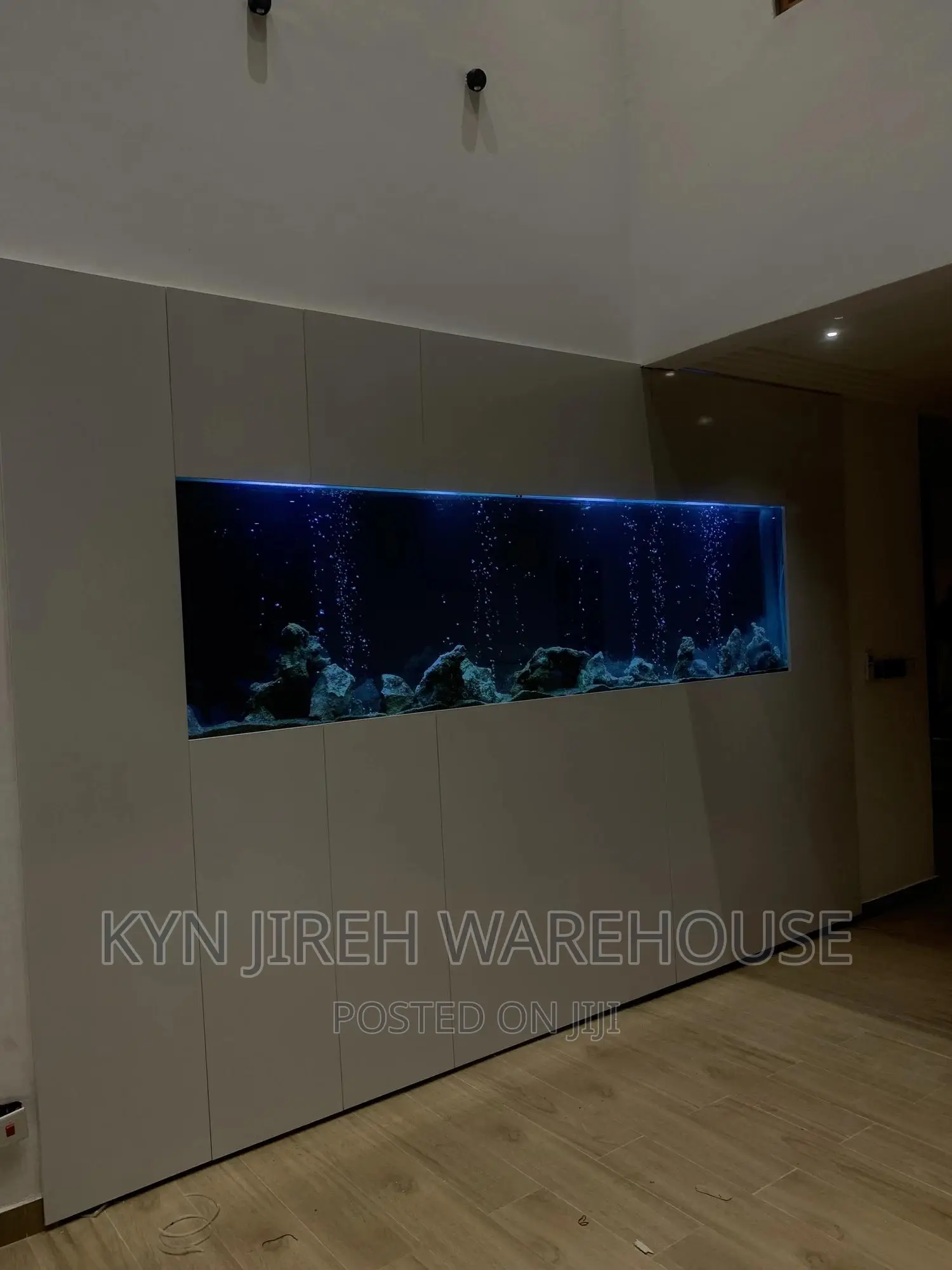 Dobro Aquarium With 30 Fishes