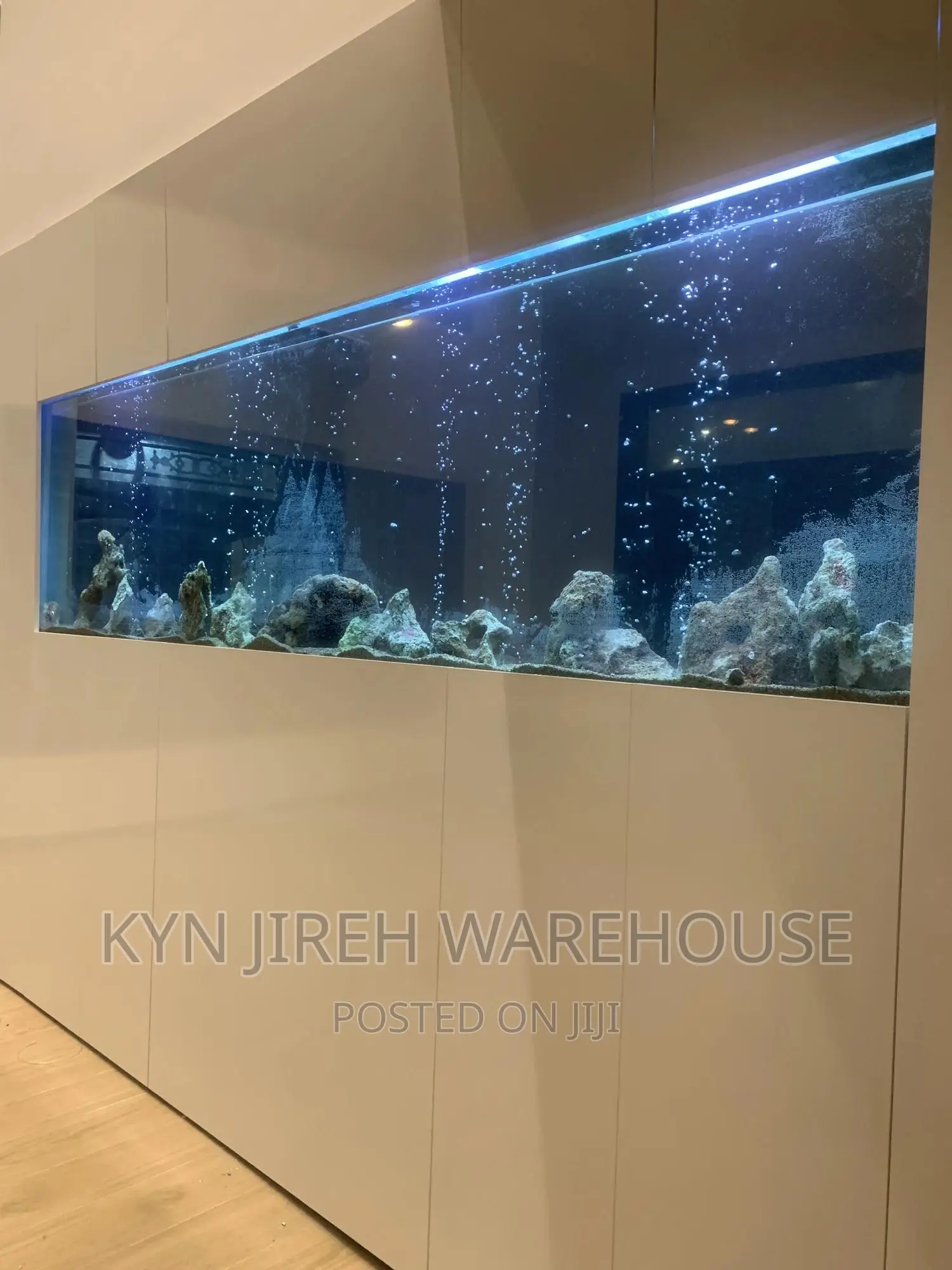 Dobro Aquarium With 30 Fishes