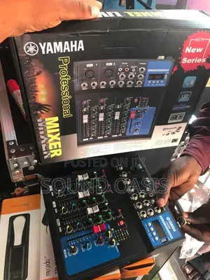 Yamaha Professional F4 4-Channel Compact Stereo Live Mixer