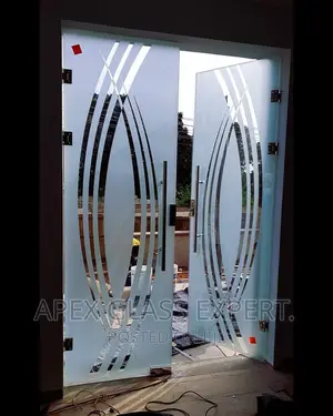 12mm Clear Glass Frameless Tempered Hinge Door With Lock.