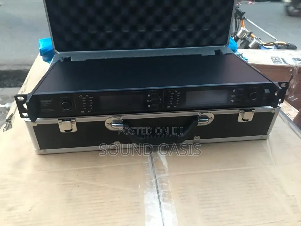 Shure AXT800 Axient Digital
Wireless Microphone System