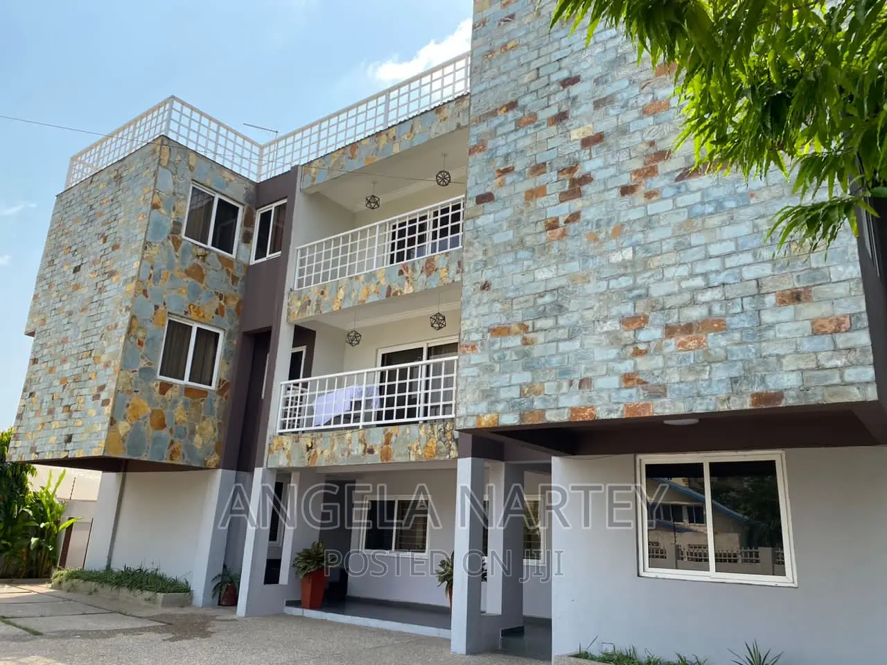 Furnished 3bdrm Apartment in Labone for sale