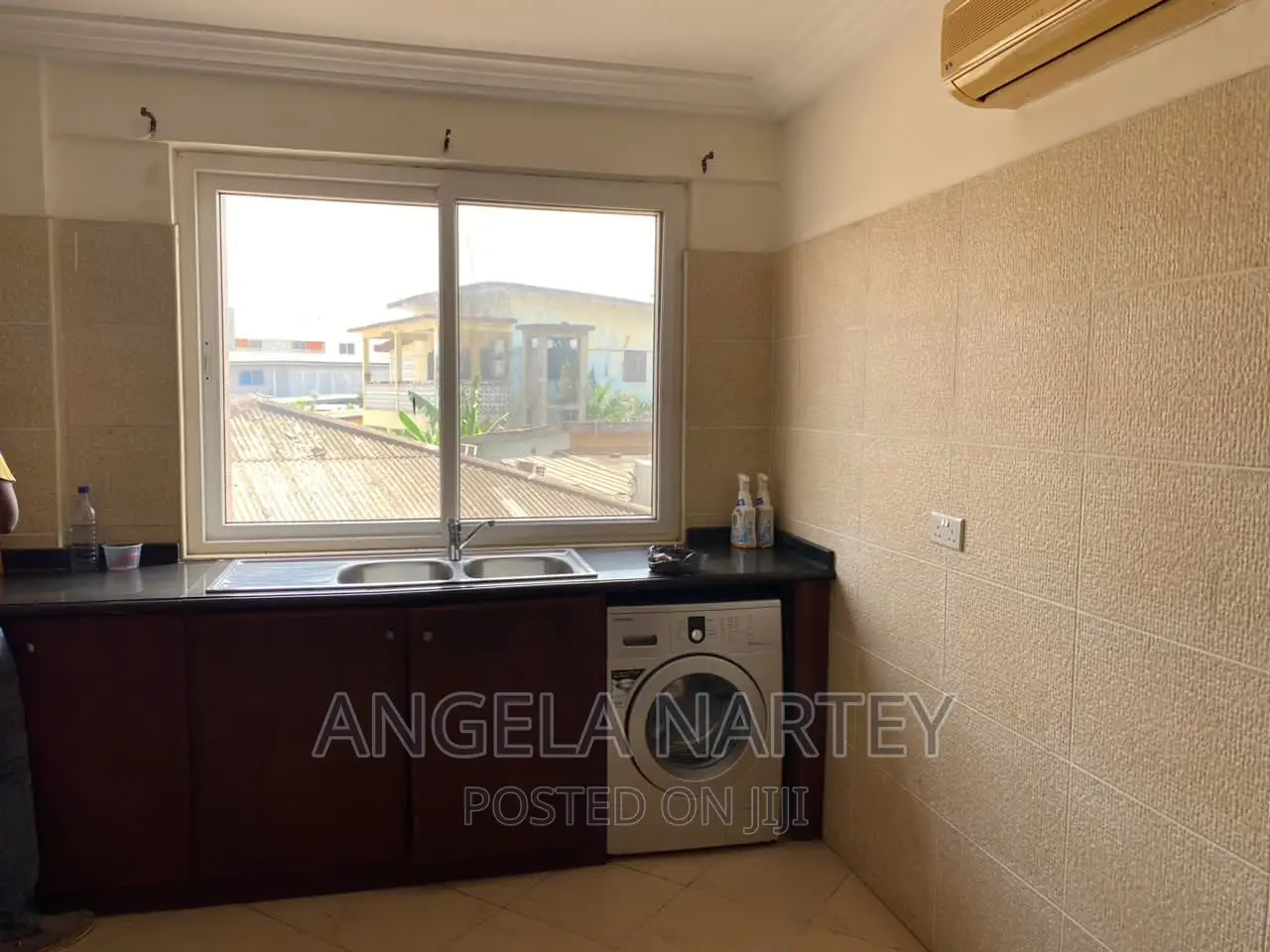 Furnished 3bdrm Apartment in Labone for sale