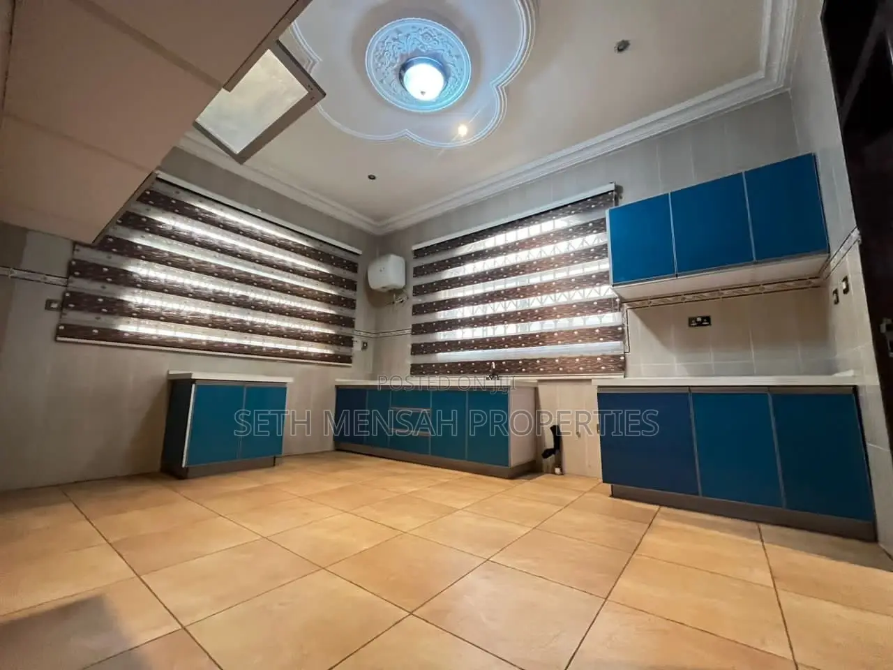6bdrm House in Skm, East Legon for sale