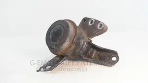 TOYOTA Vitz Engine Seat Right. Original Parts Only.