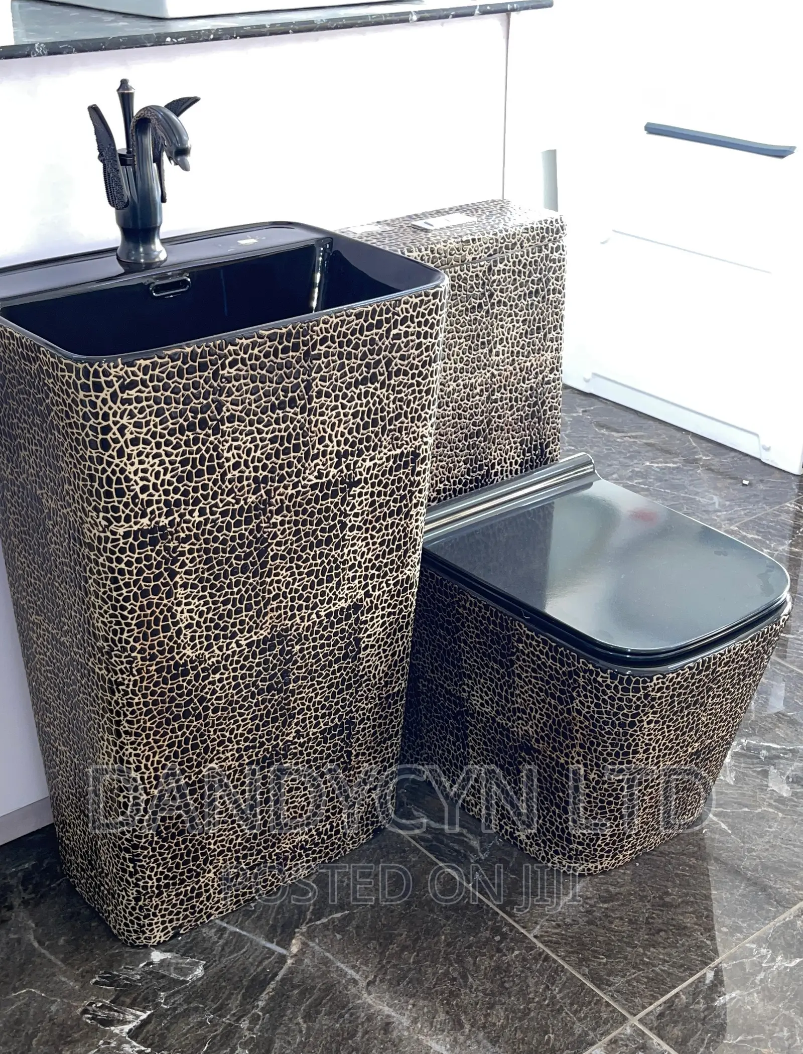 Executive Wc With Basin Gold Black