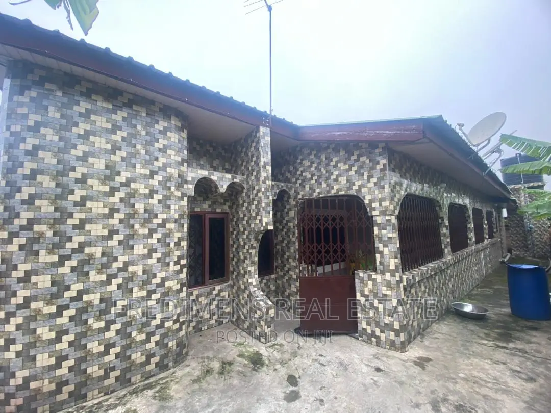 6bdrm House in Fredimens Real, Kumasi Metropolitan for sale