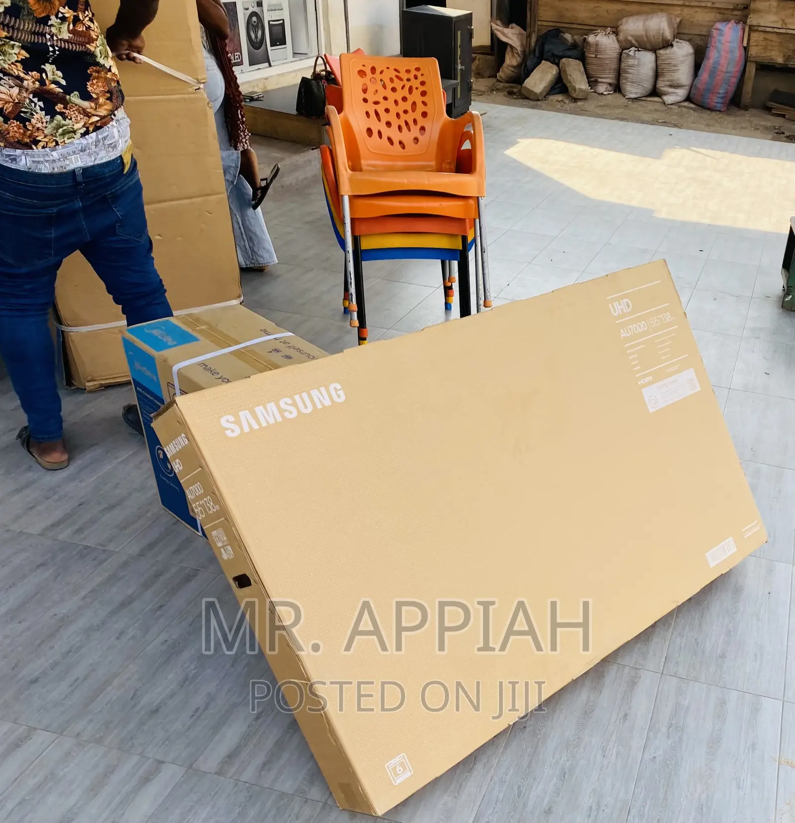 Well Designed Samsung 55au7000 55” Uhd Crystal Led Tv.