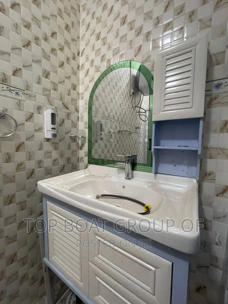 Furnished 8bdrm House in Top Boat Estate, Kumasi Metropolitan for sale