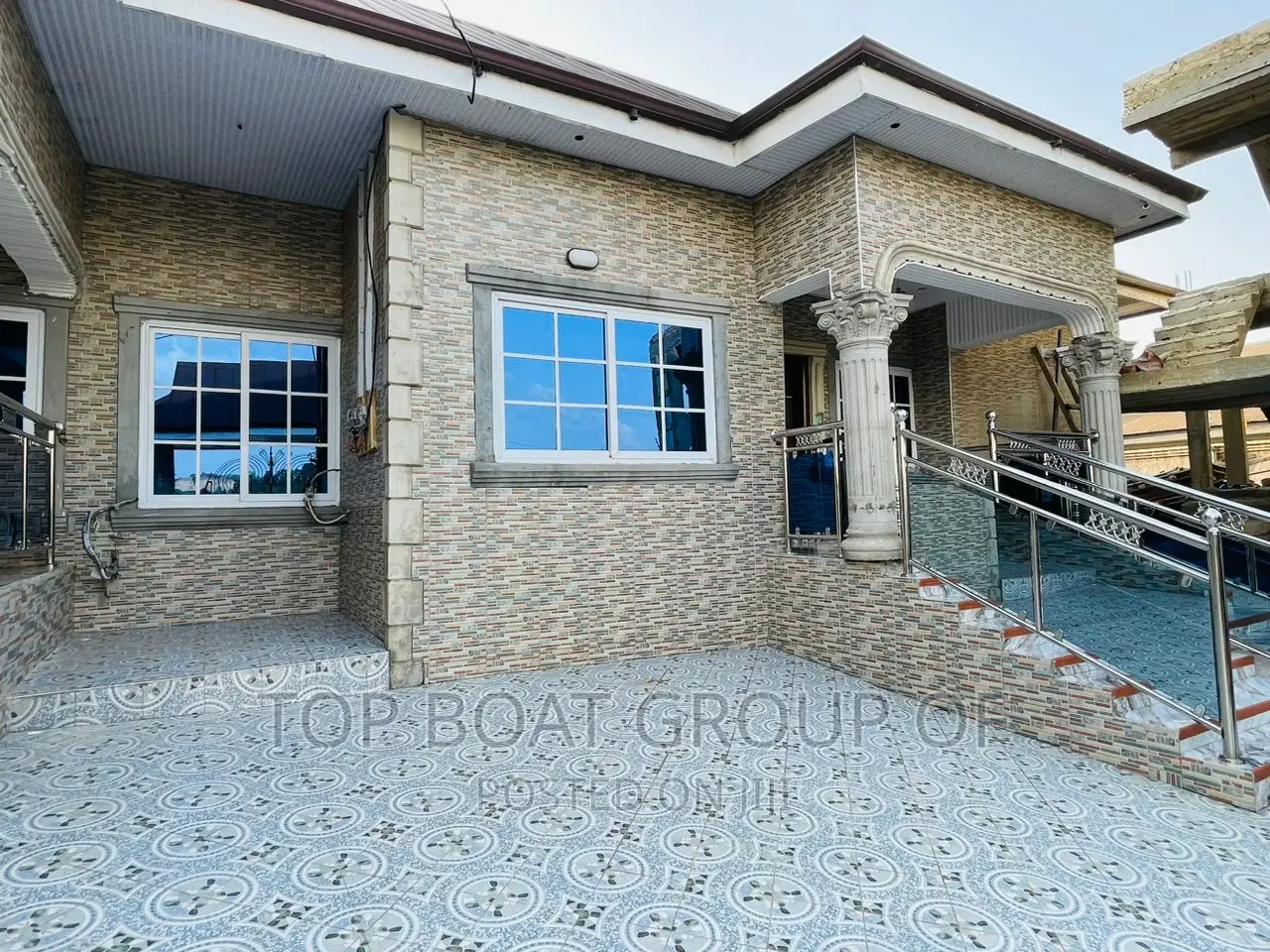 Furnished 8bdrm House in Top Boat Estate, Kumasi Metropolitan for sale