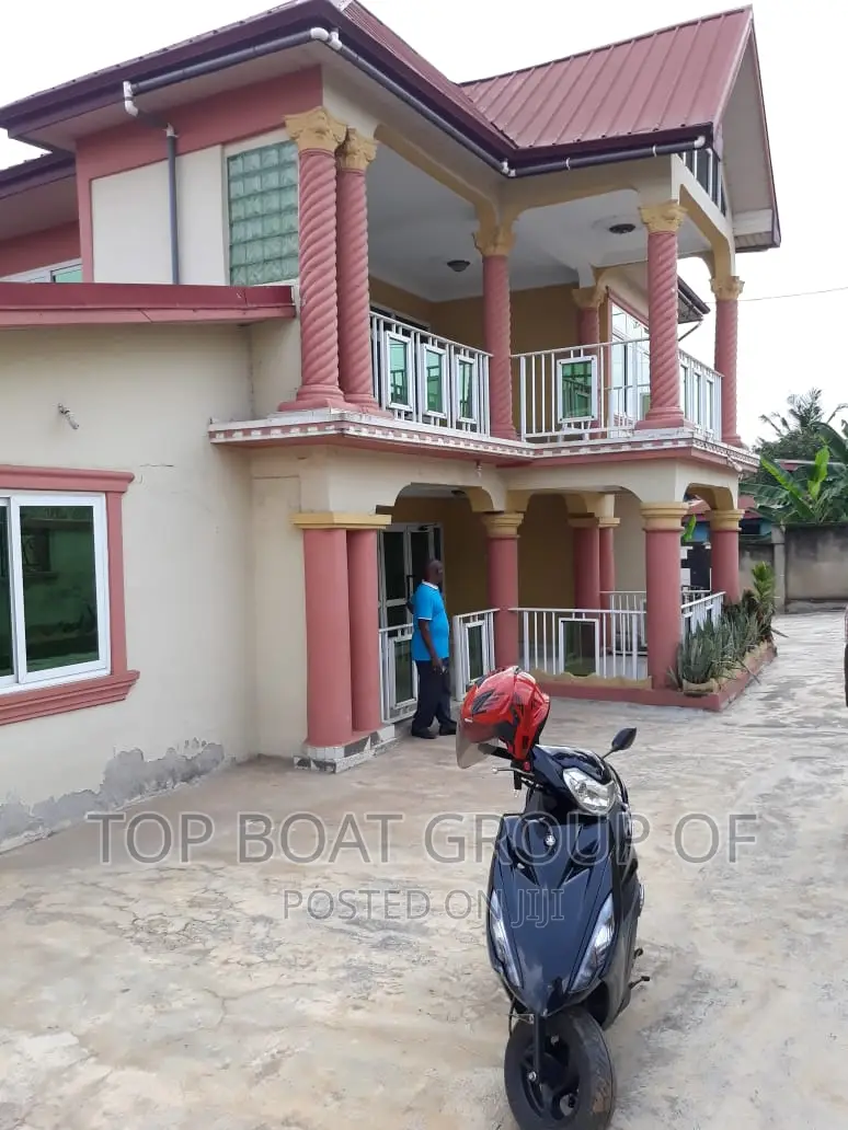 Furnished 8bdrm House in Top Boat Estate, Kumasi Metropolitan for sale