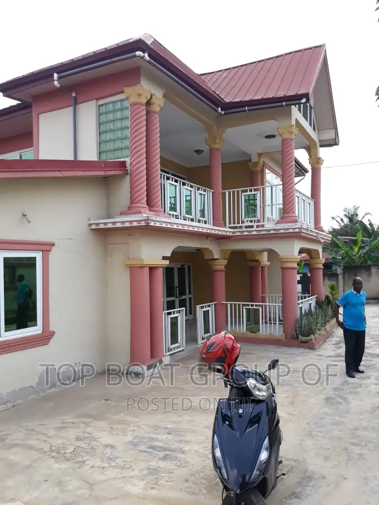 Furnished 8bdrm House in Top Boat Estate, Kumasi Metropolitan for sale