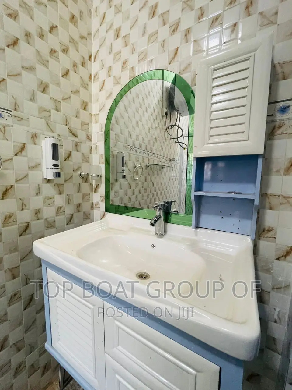 Furnished 8bdrm House in Top Boat Estate, Kumasi Metropolitan for sale