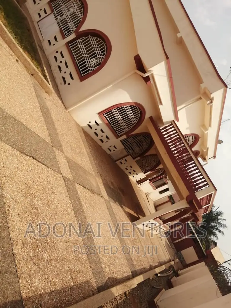 8bdrm House in Kotei Deduako, Kumasi Metropolitan for sale