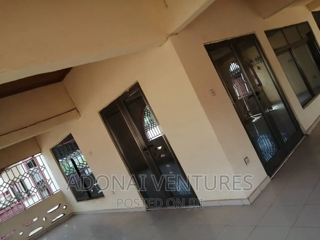 8bdrm House in Kotei Deduako, Kumasi Metropolitan for sale